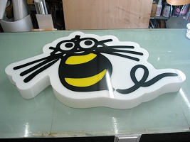 ハチのロゴマークの箱文字