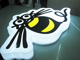 LEDライトを点灯させたハチのロゴマークの箱文字