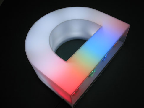 LEDで虹色に光る箱文字