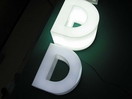 LED内照明タイプと電球内照明タイプの箱文字の光量比較